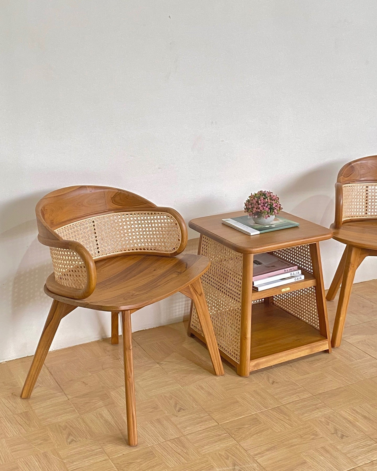 Contemporary Wooden Chair with Simple Minimal Finish