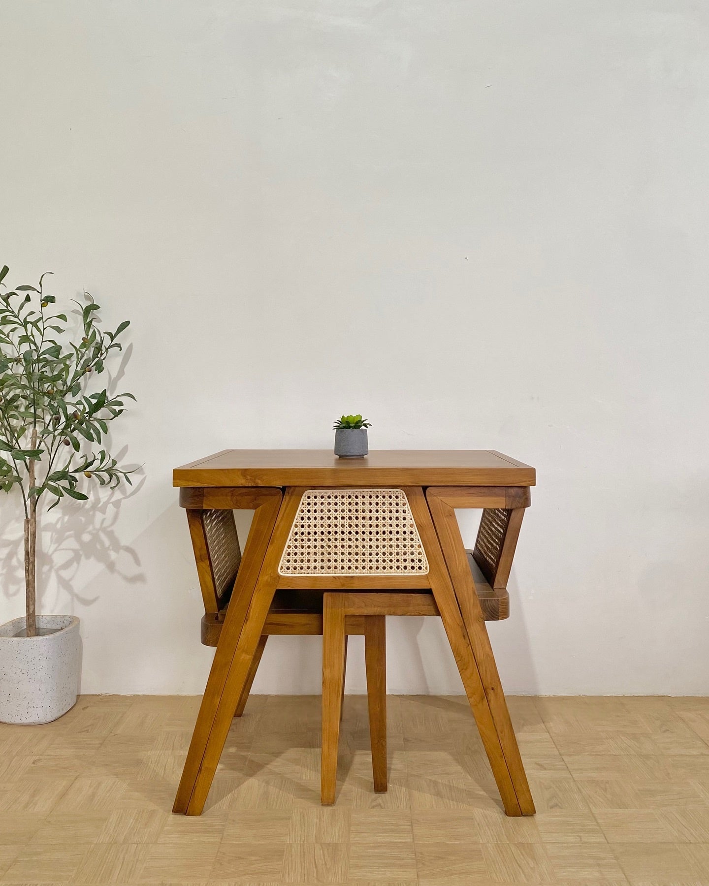 Elegant Dining Set with Comfortable Chairs