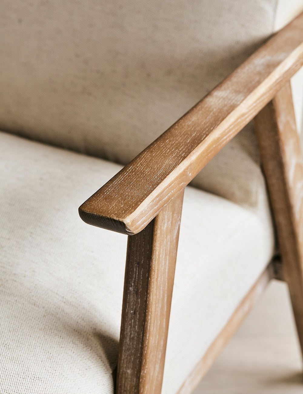 Solid Wood Minimal Chair with Lightweight Construction