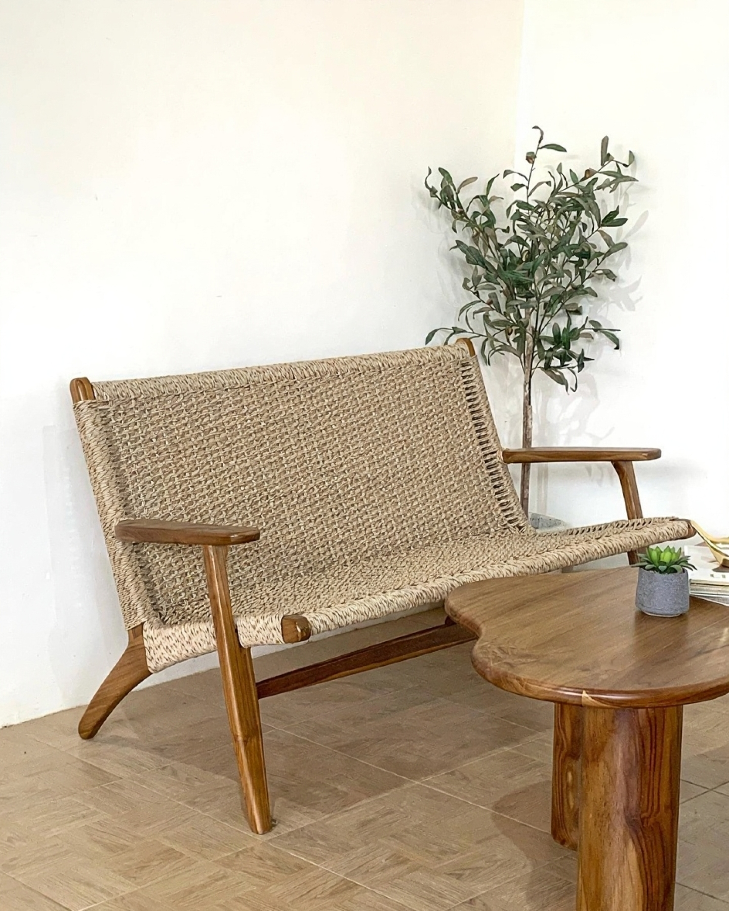 Classic Wooden Sofa Set with Tea/Coffee Table – Premium Home Décor