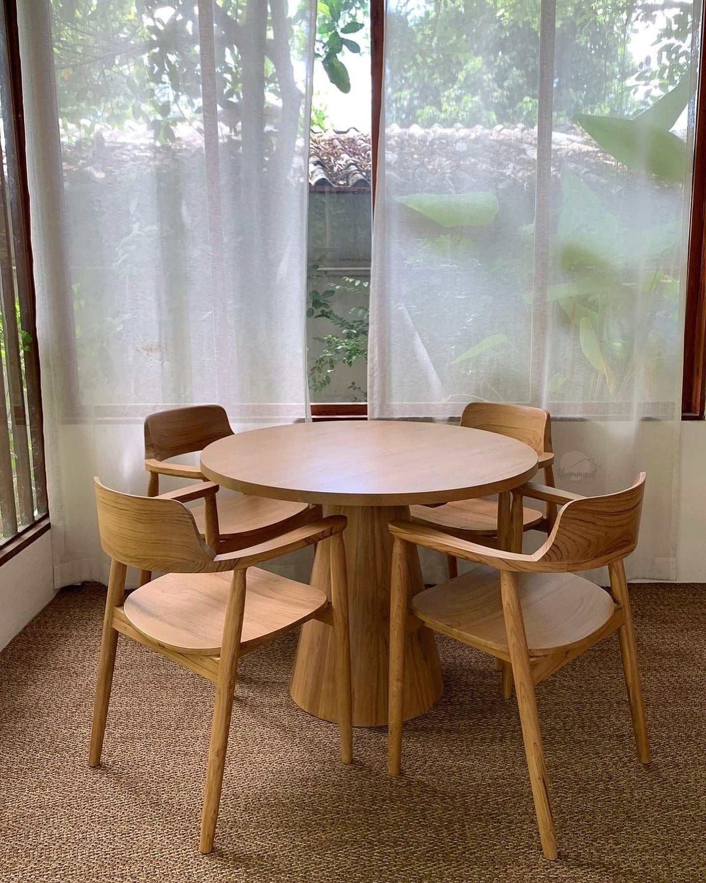 Contemporary Dining Set for Everyday Dining & Entertaining