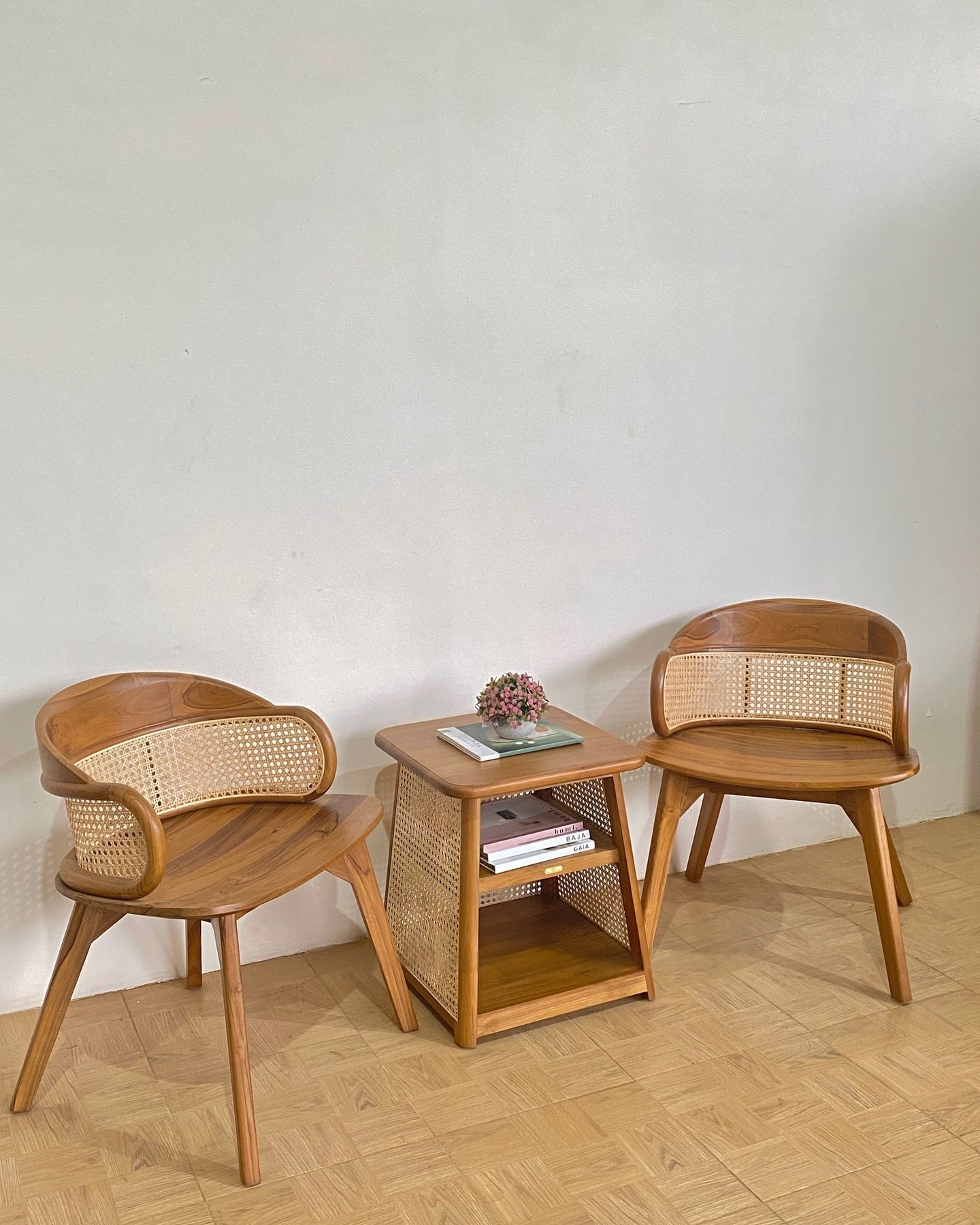 Contemporary Wooden Chair with Simple Minimal Finish