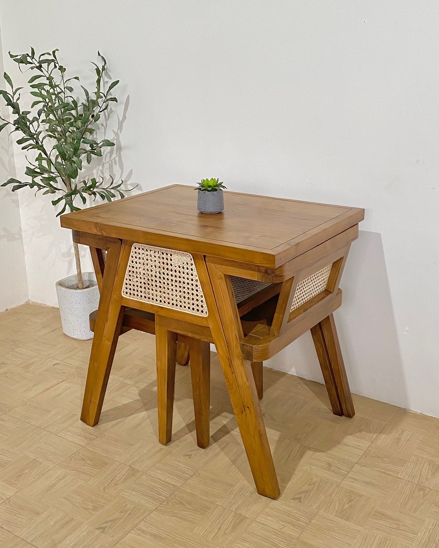 Elegant Dining Set with Comfortable Chairs