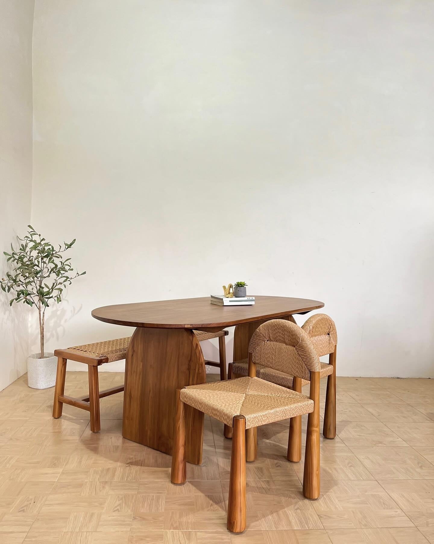 Elegant Dining Set with Comfortable Chairs