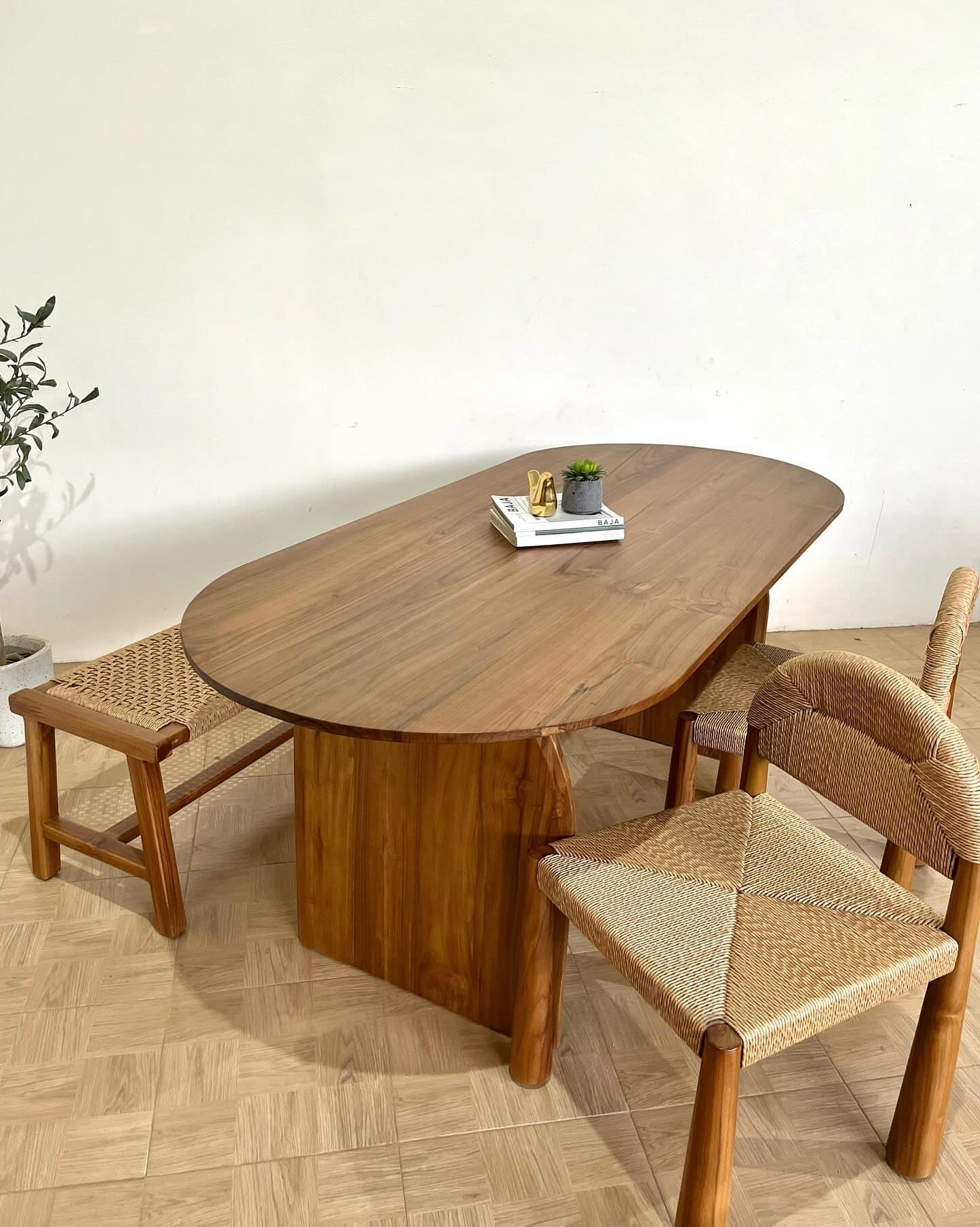 Elegant Dining Set with Comfortable Chairs