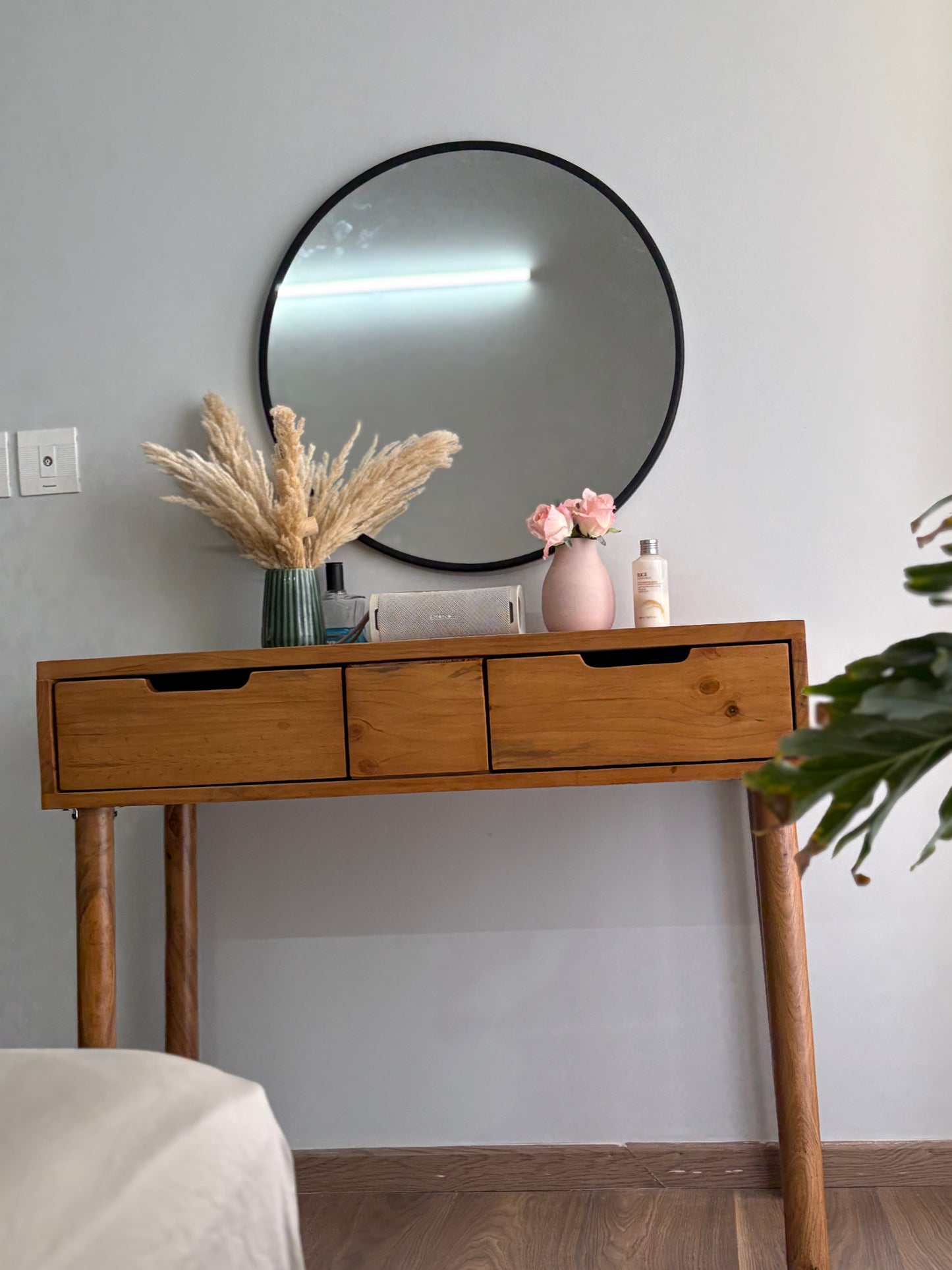 Contemporary Wooden Dressing Unit | Sleek Design Vanity Table for Bedroom