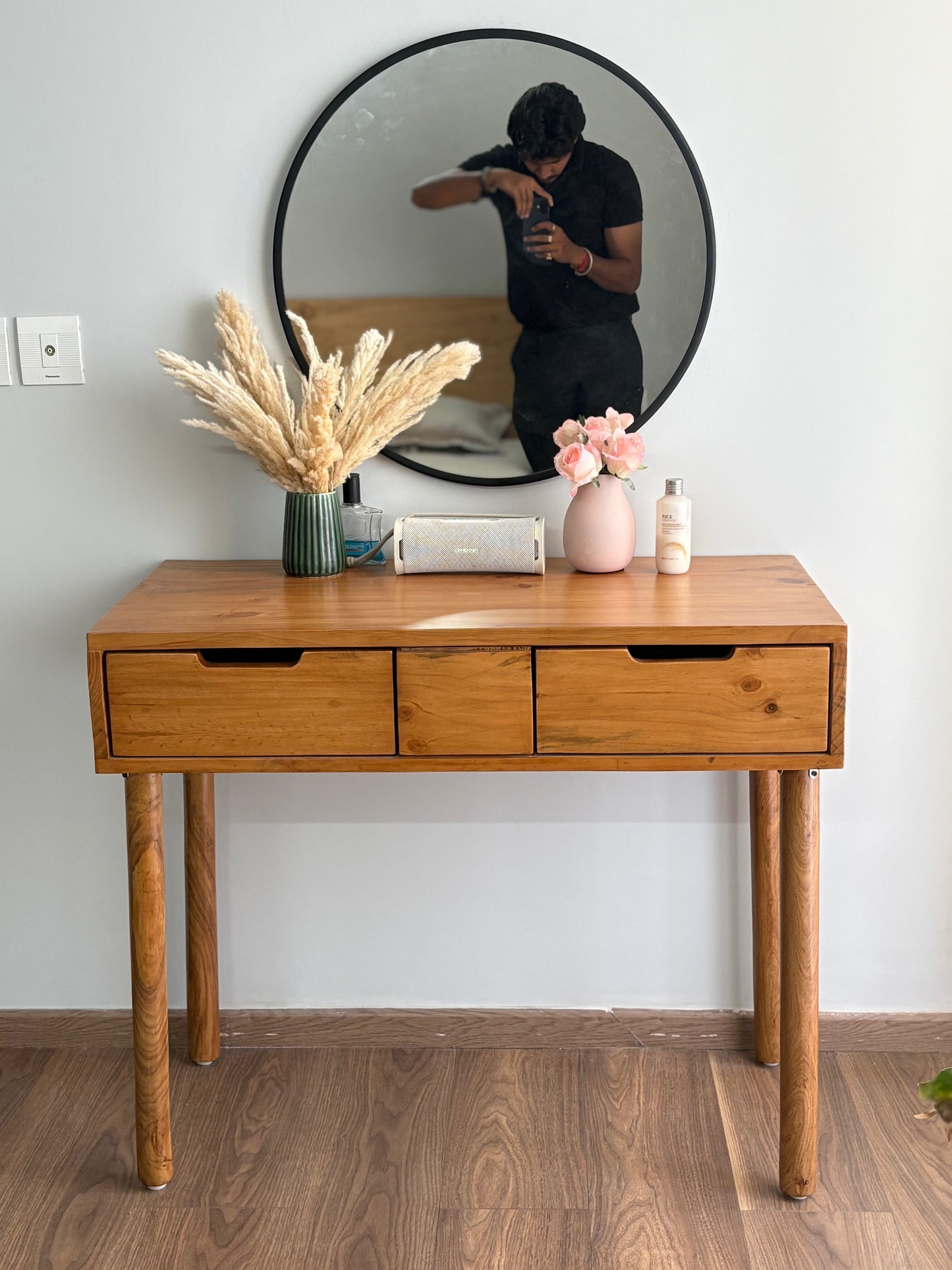 Contemporary Wooden Dressing Unit | Sleek Design Vanity Table for Bedroom