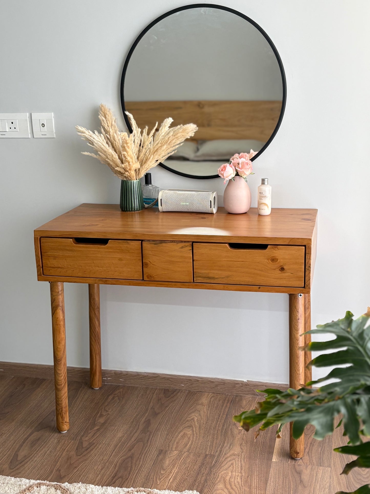 Contemporary Wooden Dressing Unit | Sleek Design Vanity Table for Bedroom