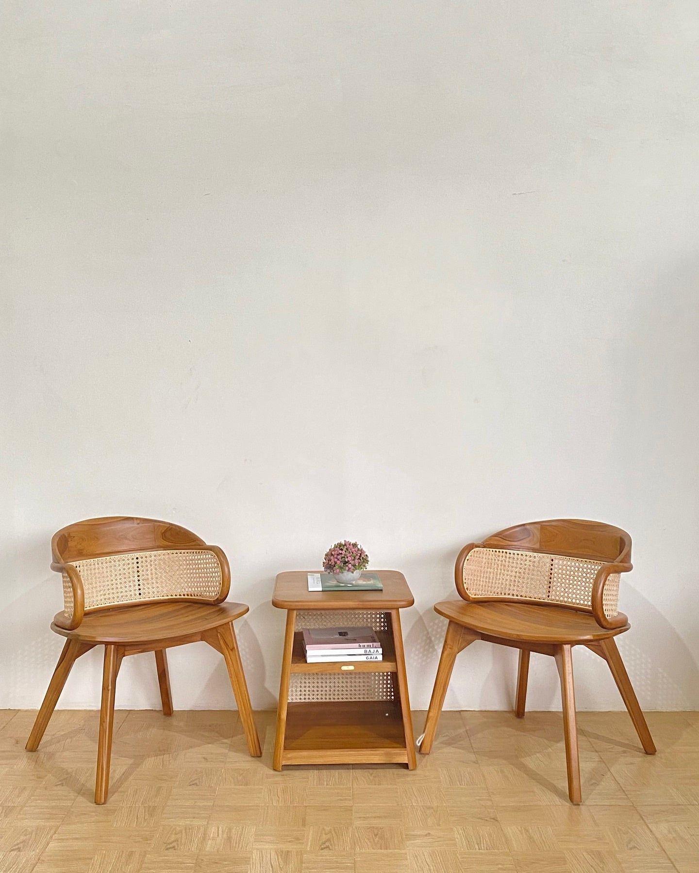 Contemporary Wooden Chair with Simple Minimal Finish