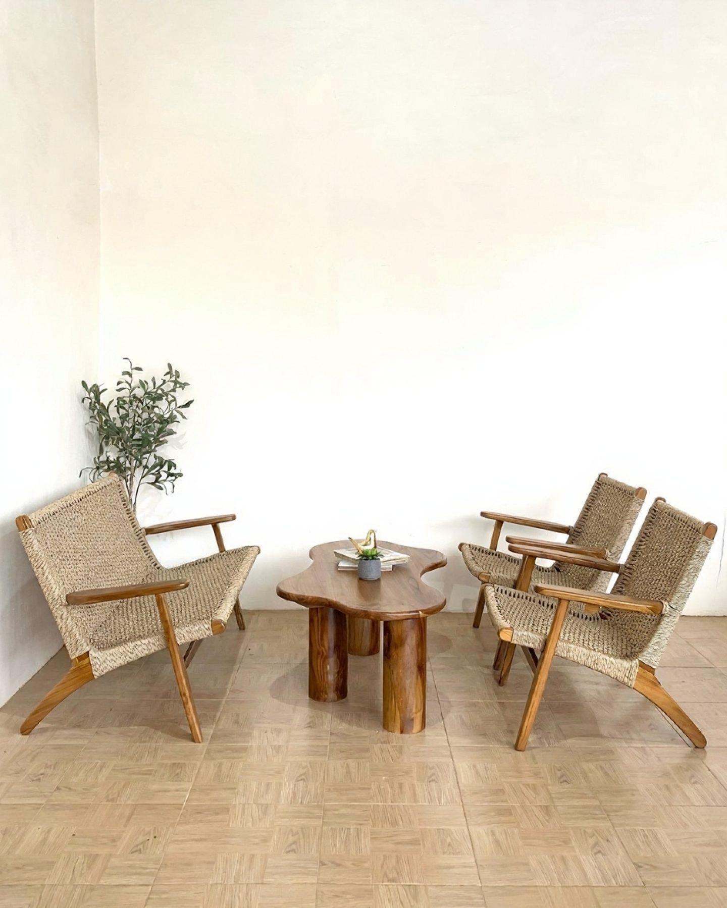 Classic Wooden Sofa Set with Tea/Coffee Table – Premium Home Décor