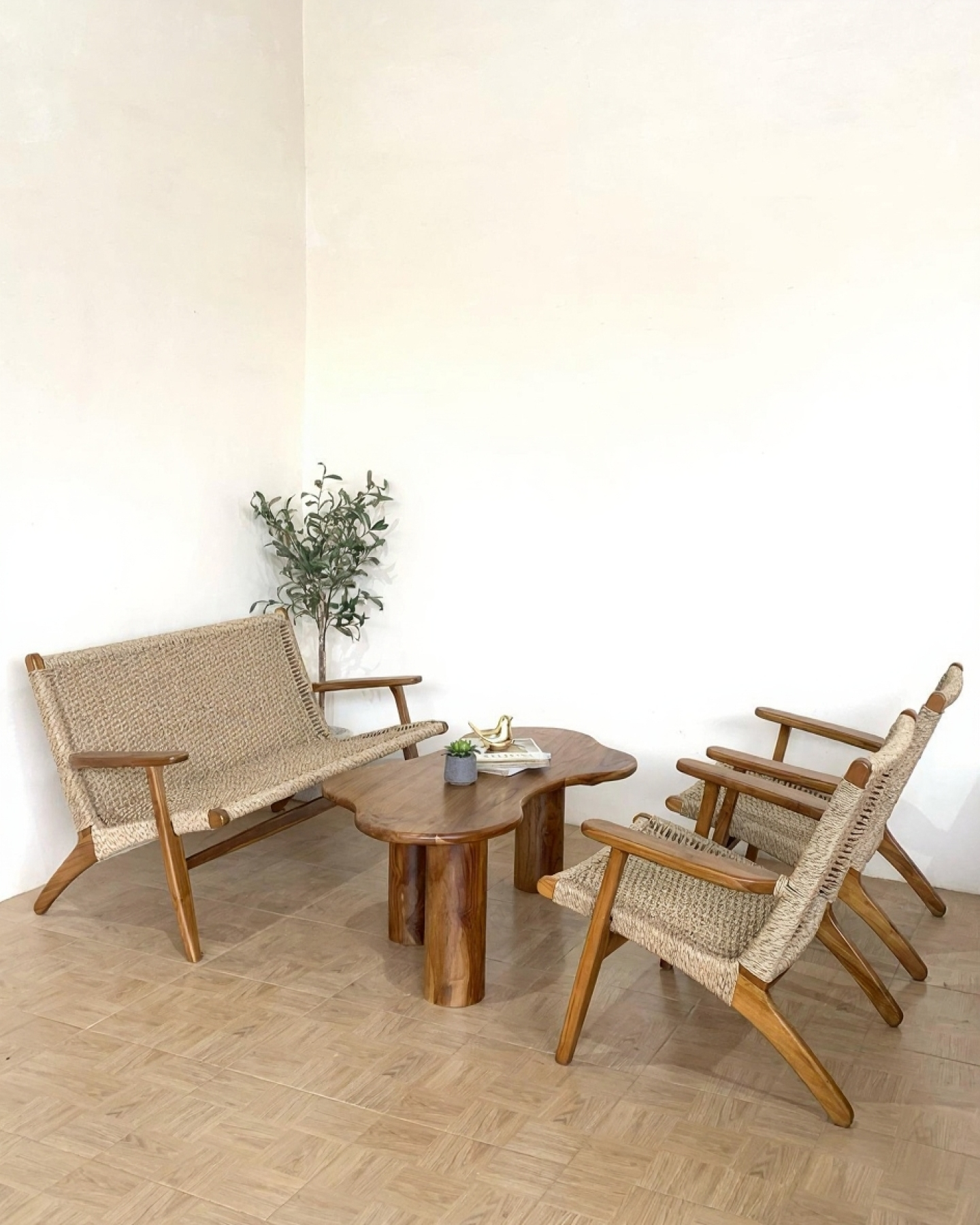 Classic Wooden Sofa Set with Tea/Coffee Table – Premium Home Décor