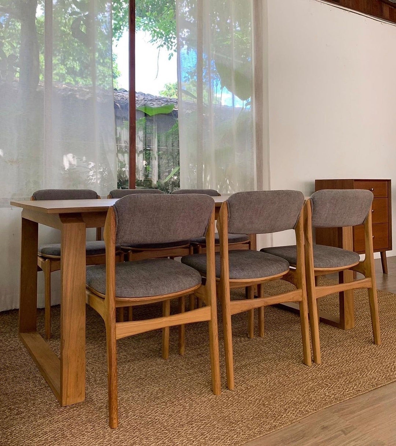 Contemporary Dining Room Set in Wood – Elegant & Durable