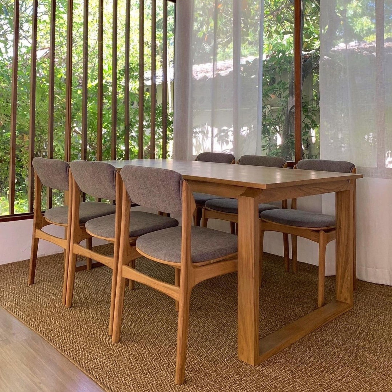 Contemporary Dining Room Set in Wood – Elegant & Durable