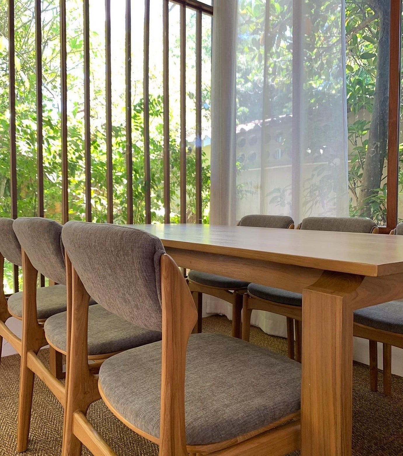 Contemporary Dining Room Set in Wood – Elegant & Durable