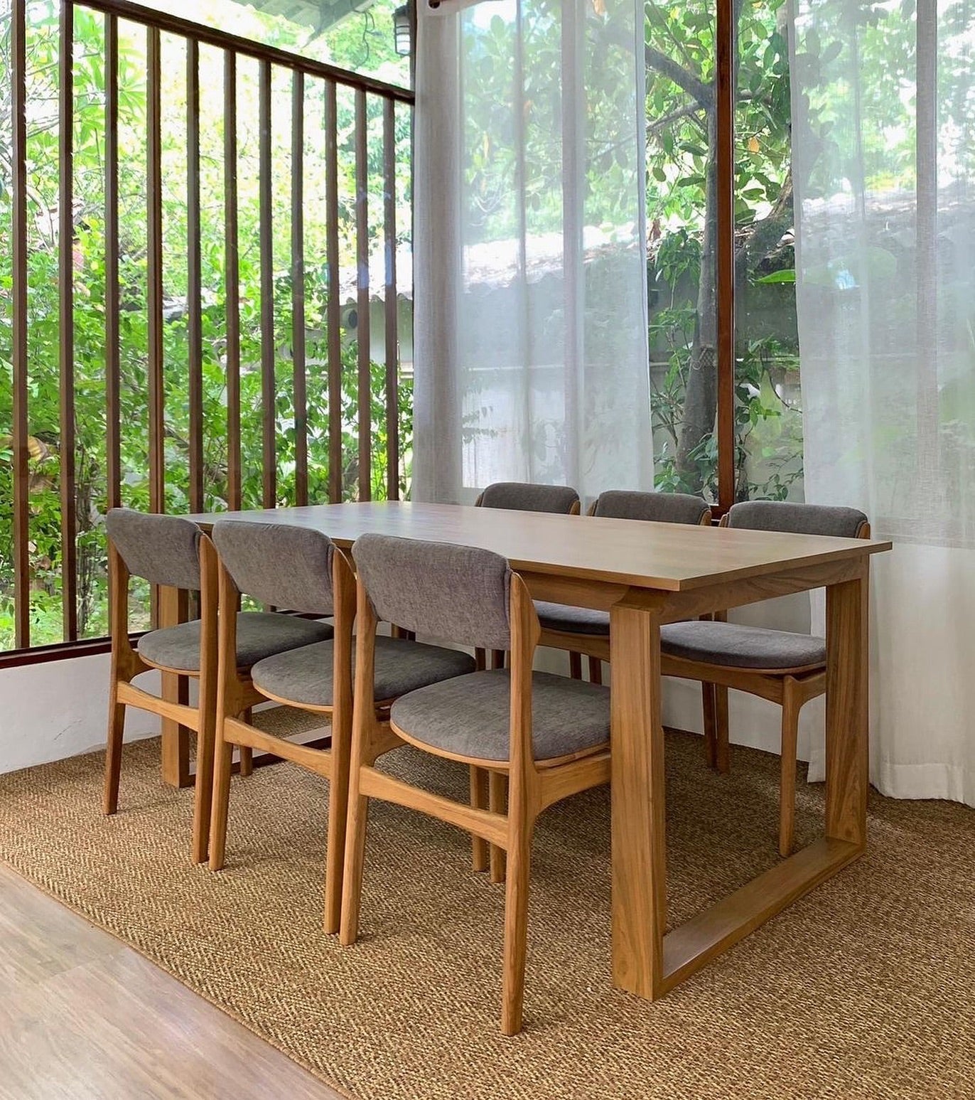 Contemporary Dining Room Set in Wood – Elegant & Durable