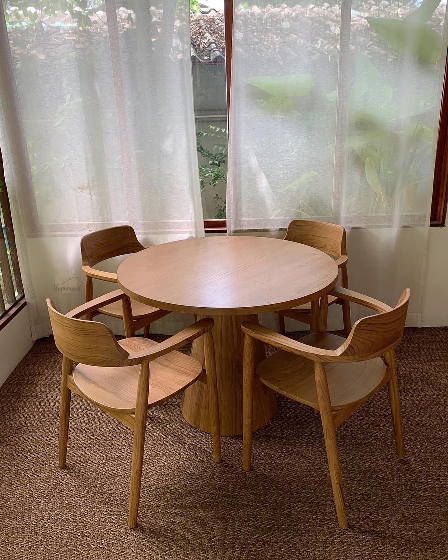 Contemporary Dining Set for Everyday Dining & Entertaining